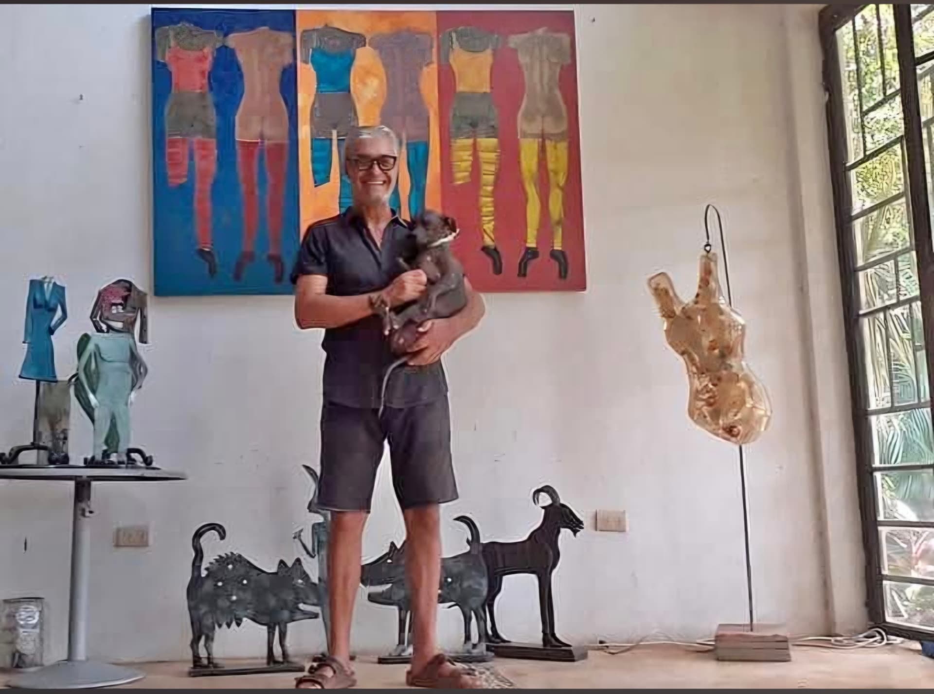 Luis Espiridión en su taller rodeado de esculturas